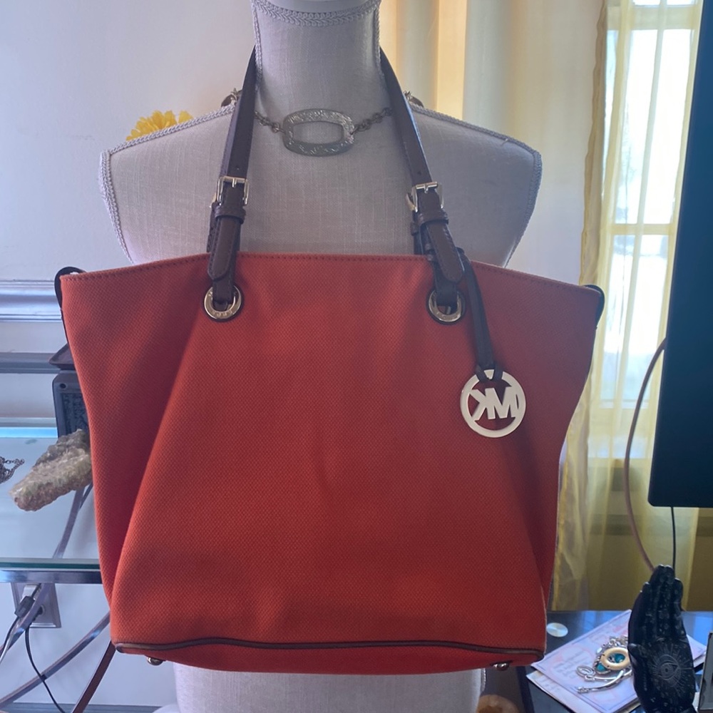 - Michael Kors bag with inside pockets each side of bag beautiful summer colors